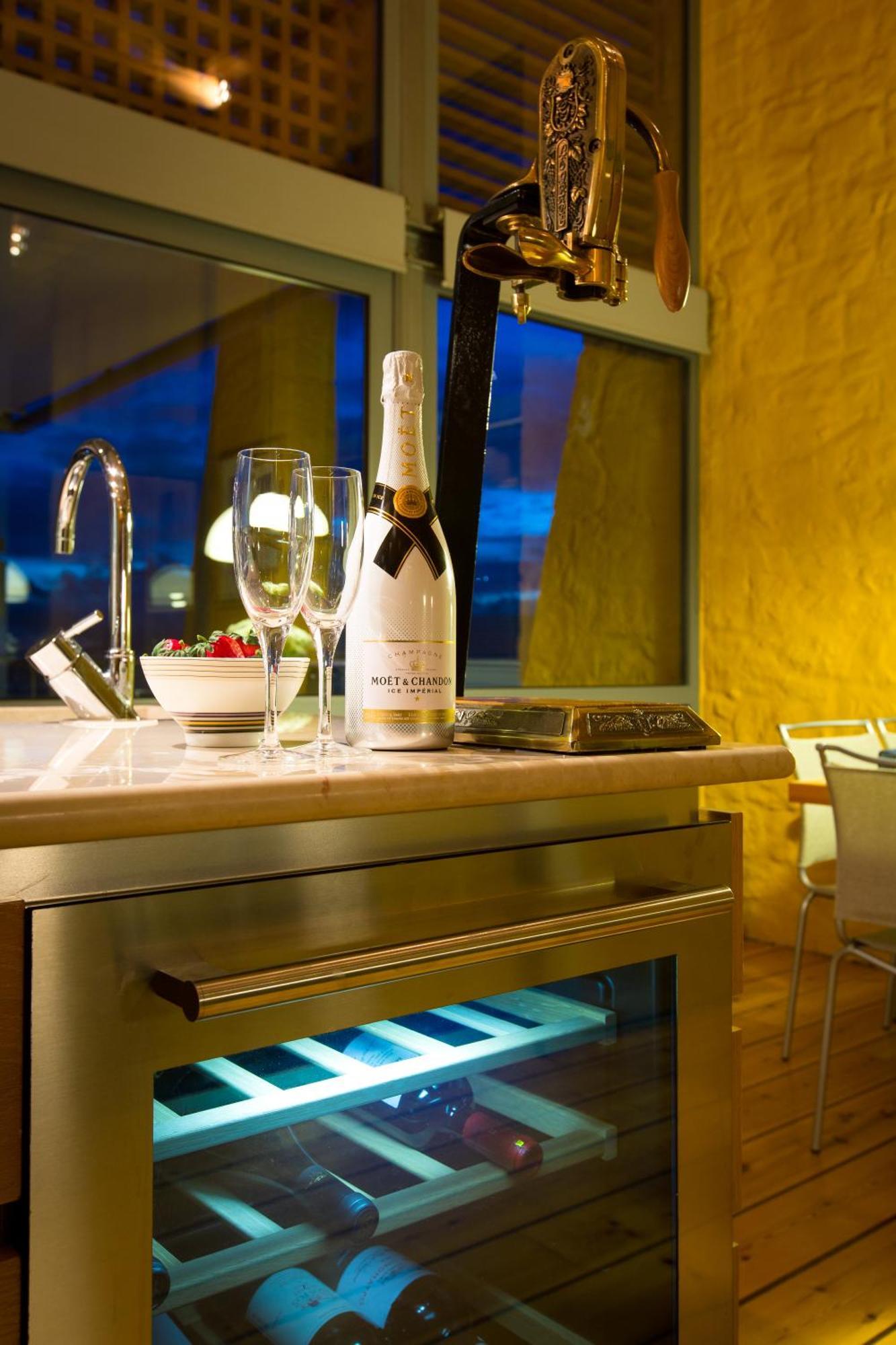 Beachfront Ravdoucha Epavlis Eleni Villa - Pool, Hot Tub, Gym, Sauna, Private Parking, Wifi Chrissi Akti Chania Exterior foto