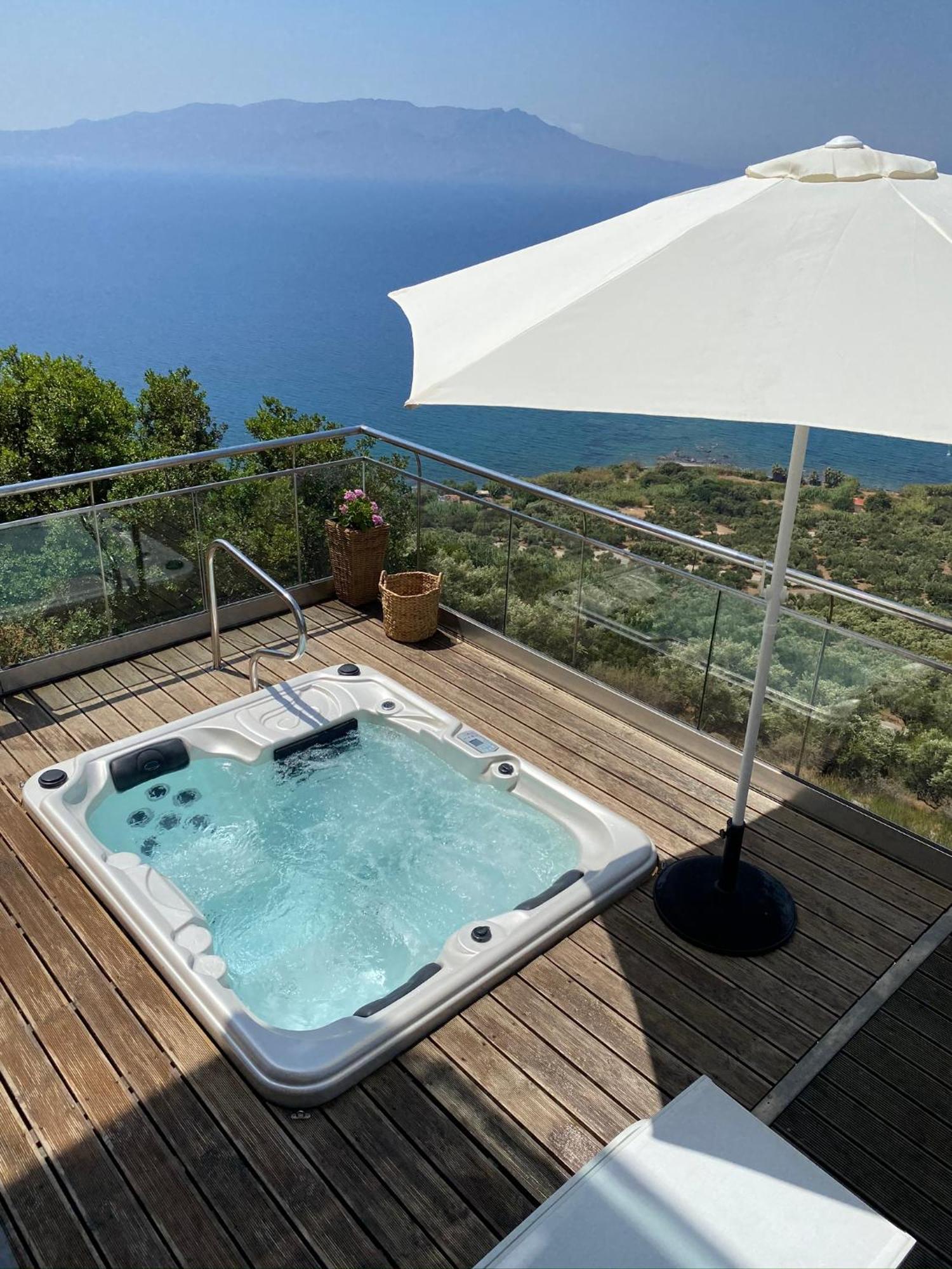 Beachfront Ravdoucha Epavlis Eleni Villa - Pool, Hot Tub, Gym, Sauna, Private Parking, Wifi Chrissi Akti Chania Exterior foto