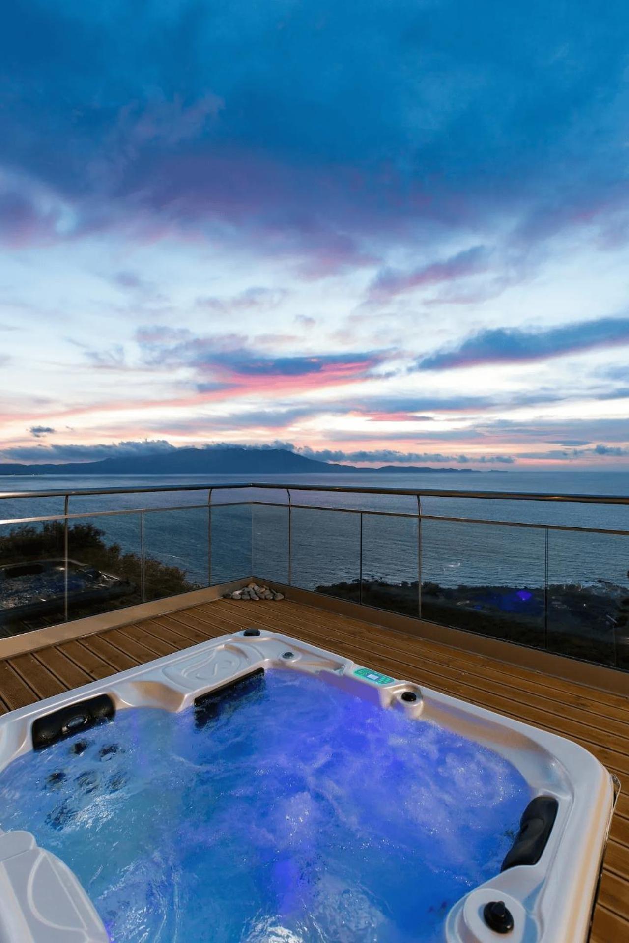 Beachfront Ravdoucha Epavlis Eleni Villa - Pool, Hot Tub, Gym, Sauna, Private Parking, Wifi Chrissi Akti Chania Exterior foto